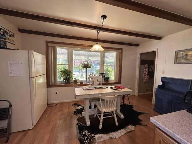 Foto del edificio - Bright Annandale Home with Screened Porch and Prime Access