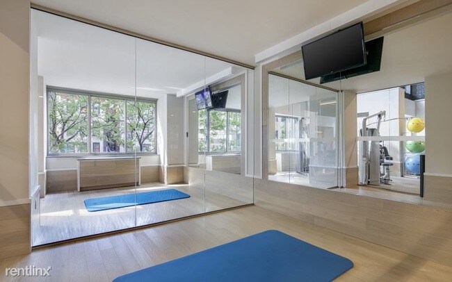 Foto del edificio - 360 W 43rd St