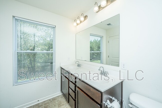 Building Photo - 105 Rockingham Way