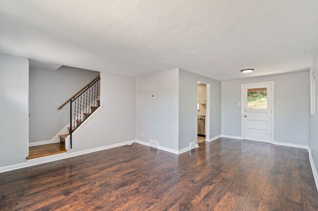 Building Photo - 446-448-448 Jacobson Dr