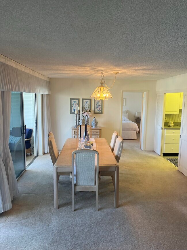 Dining room - 3410 Gulf Shore Blvd N