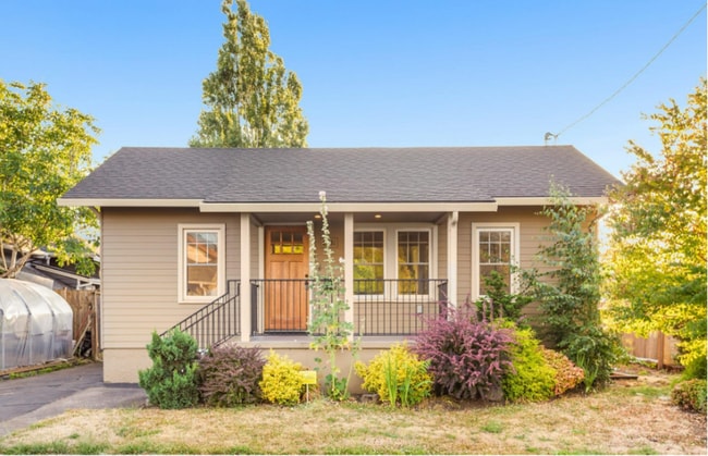 Building Photo - Charming Arbor Lodge Bungalow with Finishe...