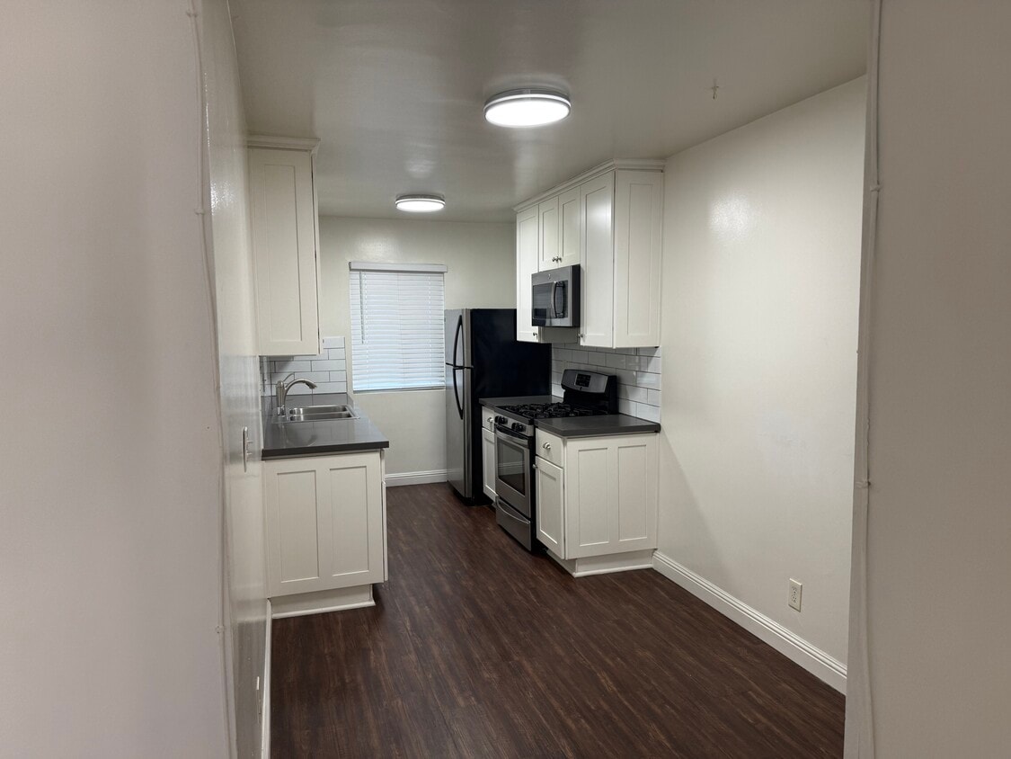 Building Photo - Camarillo Apartments