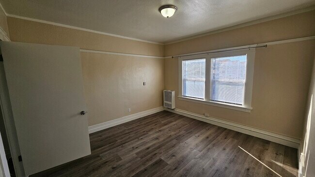 Building Photo - 1330 W 11th St