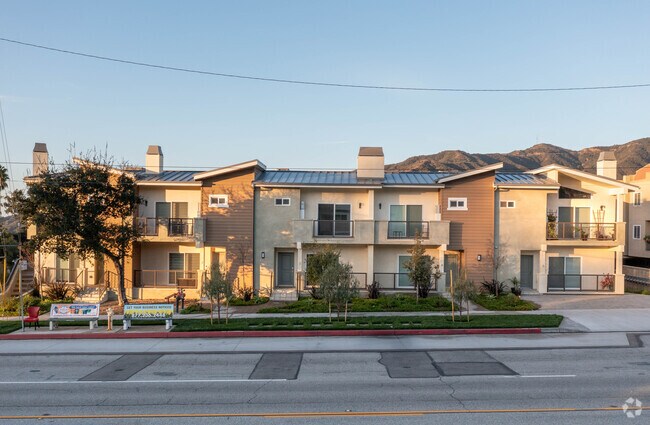 Apartamentos - 2454 Montrose Ave