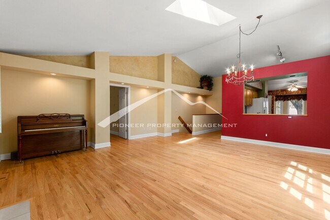 Foto del edificio - Townhome West Of Cherry Creek Reservoir With 2 Car Garage!