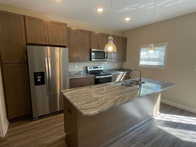 Building Photo - 3-Story Luxury Townhouse in Congers Creek Full Walk Out