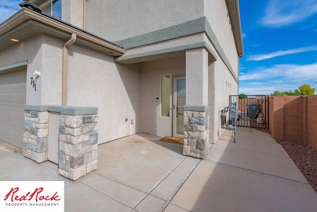 Building Photo - Beautiful townhome in desirable neighborho...