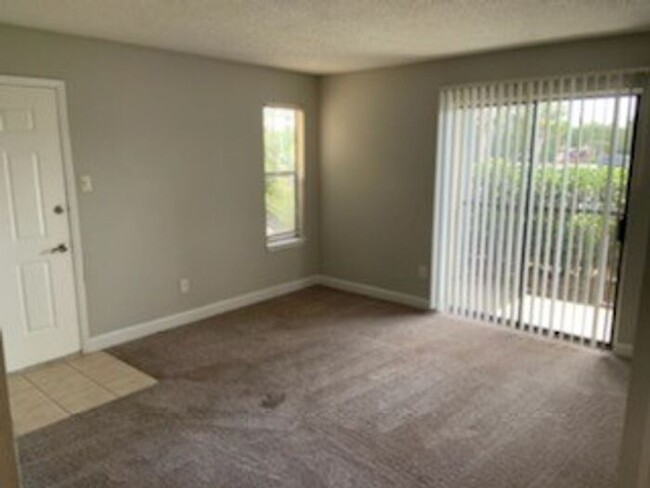 Building Photo - FABULOUS 2 Bedroom/1 Bath Condo!!