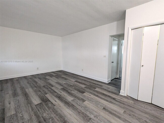 Foto del edificio - 7805 Crespi Blvd