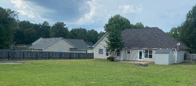 Foto del edificio - 137 Haywood Dr