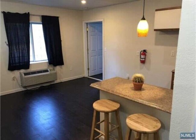 Building Photo - 9 Vreeland Ave