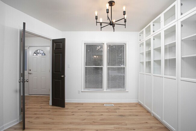 Foto del edificio - Beautiful 3 Bedroom Home available late Ma...