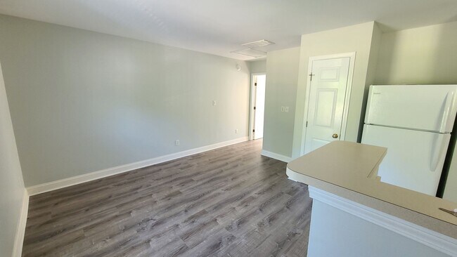 Building Photo - Cozy apartment