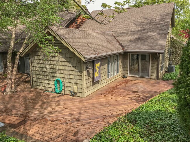 Building Photo - 3 Bed 3.5 bath Townhome