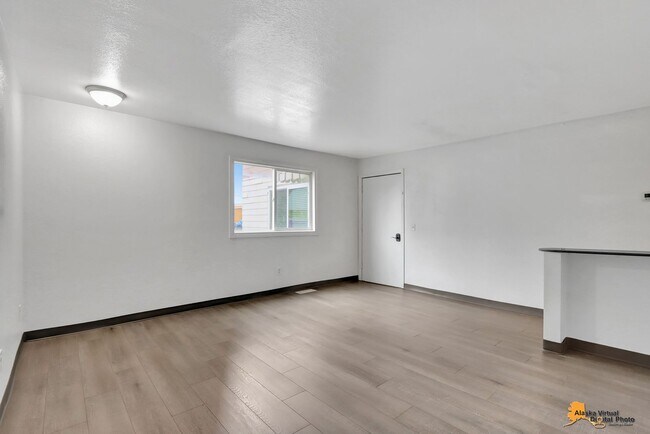 Building Photo - 906 W 29th Pl