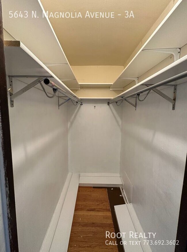Building Photo - Edgewater / Magnolia Glen - Top-Floor 2-Ro...