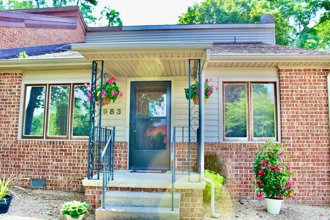 Foto del edificio - 983 Rosedale Dr