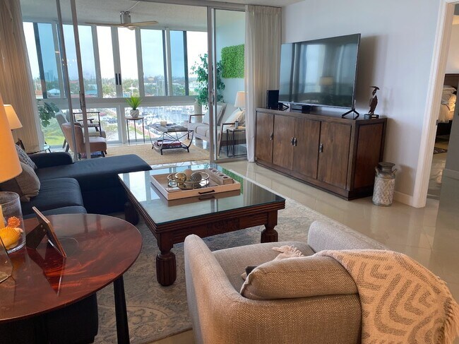 Sala de estar y la habitación de junto a sol - 301 Lake Shore Dr