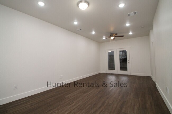 Foto del edificio - Upscale Four-Bedroom Townhome!