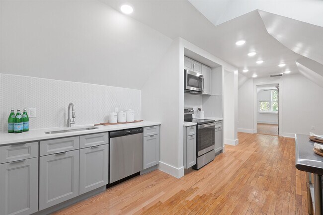 Building Photo - 28 Duer Pl