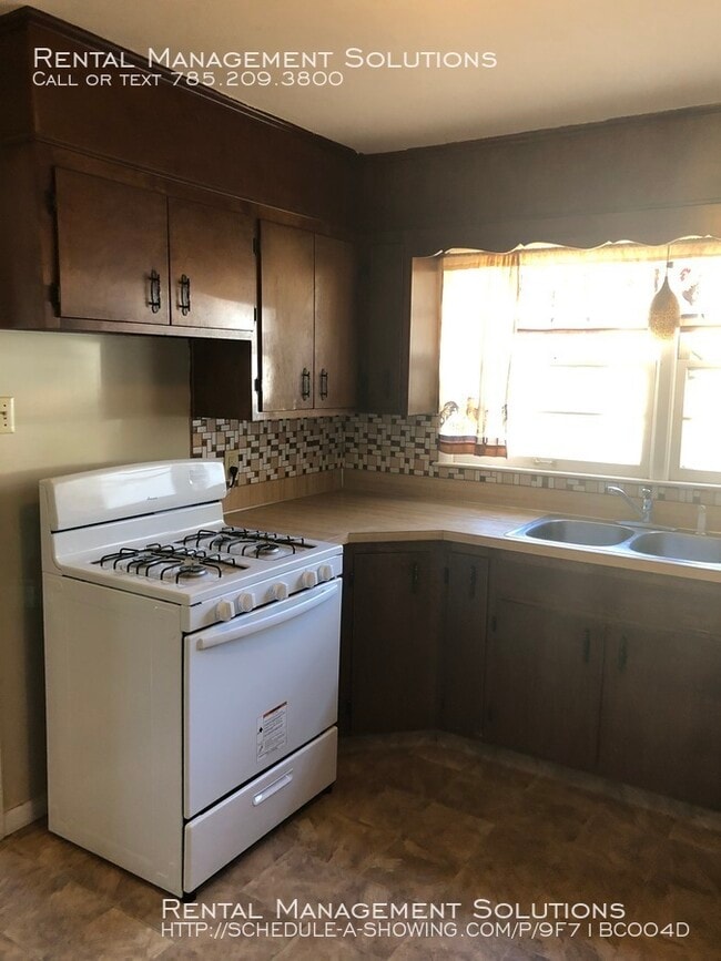 Building Photo - 2906 SE Indiana- 3 BED/1.5 BATH