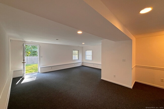 Building Photo - 939 Tunxis Hill Rd