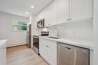 Building Photo - 10 Glenbrook Dr