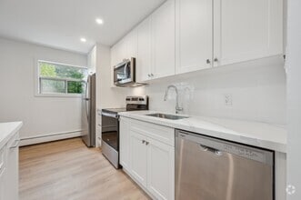Building Photo - 10 Glenbrook Dr