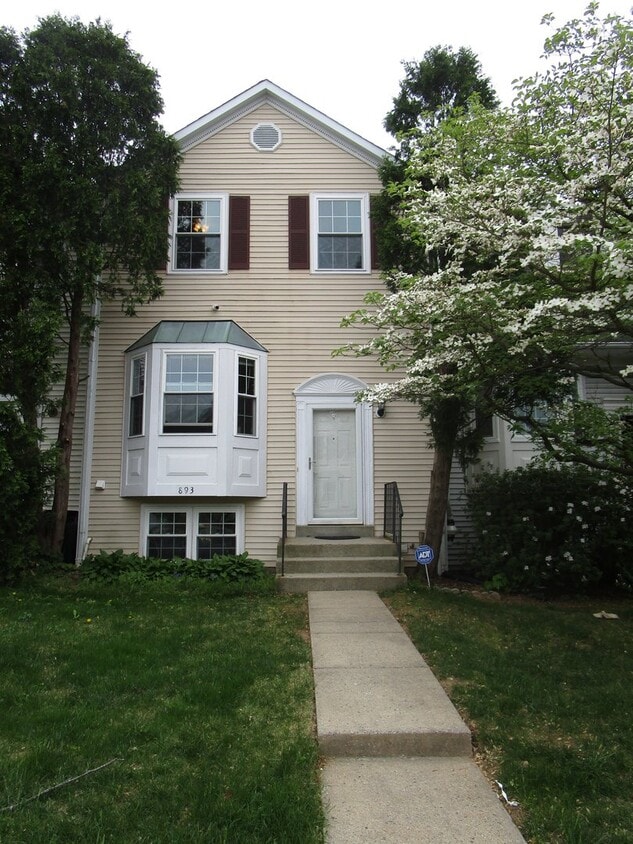 Primary Photo - Large 4 Bedroom Townhouse in Gaithersburg!...