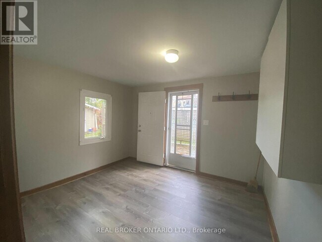 Photo du bâtiment - 18 First Ave