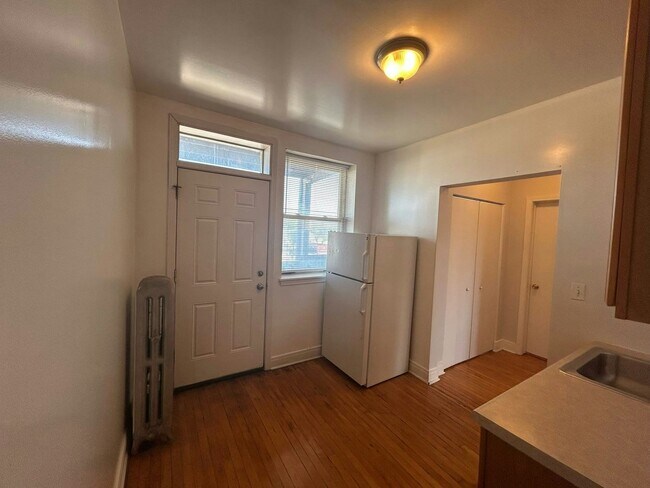 Foto del edificio - 4409 N Kenneth Ave