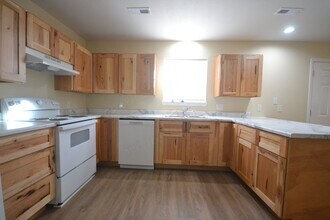 Building Photo - 3 Bed 1.5 Bath 4- Plex