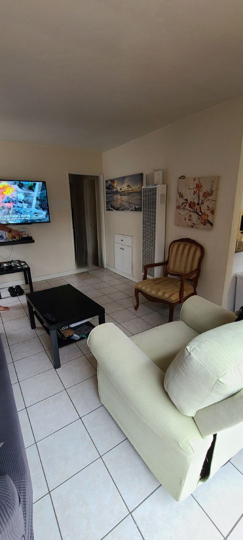Building Photo - Great Location in Pacific Beach! Private l...