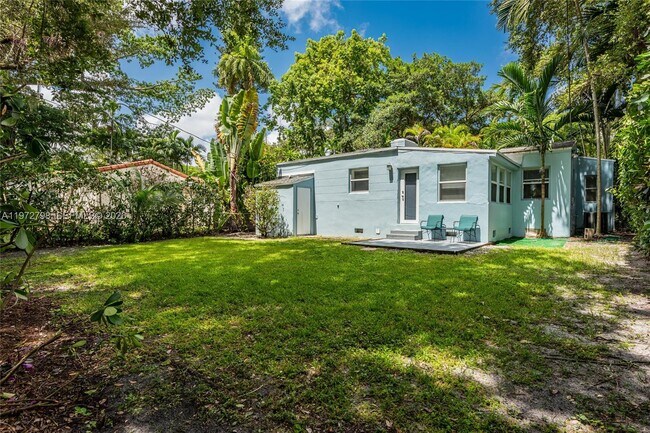 Foto del edificio - 330 NE 86th St