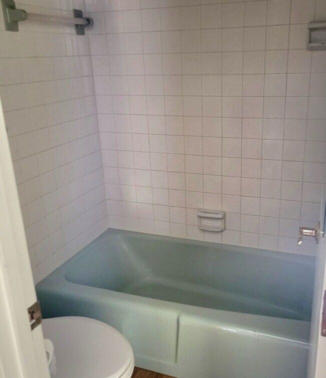 Foto del edificio - This cozy 1 bedroom 1 bath end unit fenced...