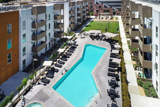 Piscina de lujo: Descansa y relájate en nuestra piscina estilo centro turístico - Foundry Commons