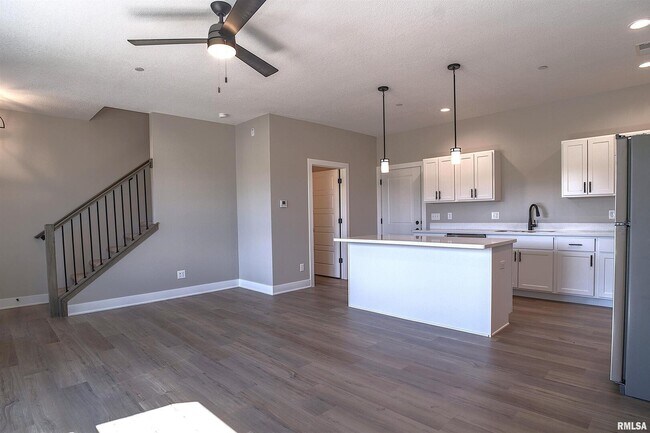 Building Photo - 1002 S 4th St