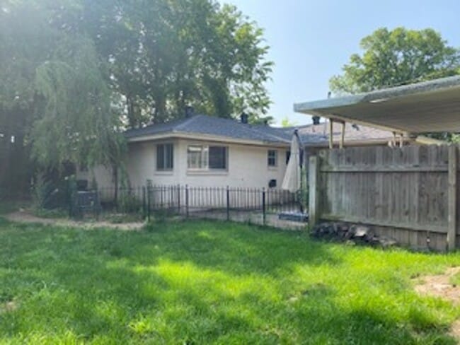 Building Photo - This is a 3 bedroom 1.5 bathroom home with...