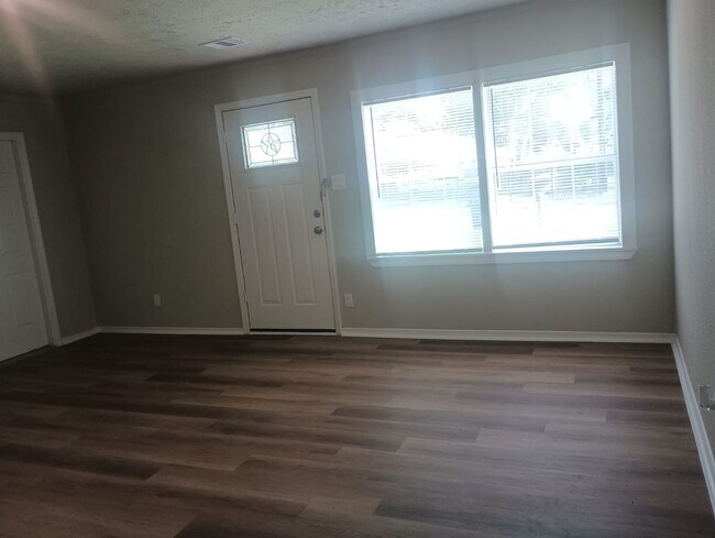 Building Photo - 3 Bedroom - Move in Ready and priced to go!