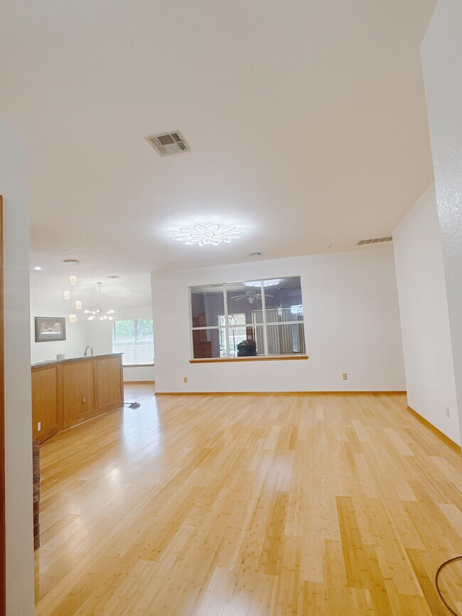 Foto del edificio - 14001 Land Run Rd
