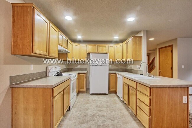 Building Photo - 3 bed 2.5 Bath Townhome in Evergreen Neigh...