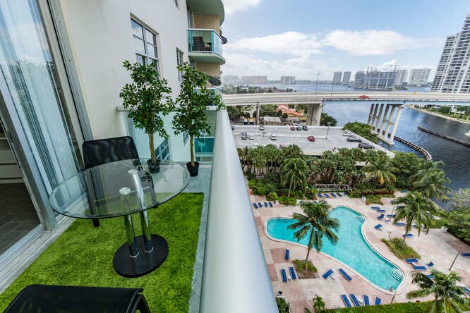 Foto principal - 19390 Collins Ave