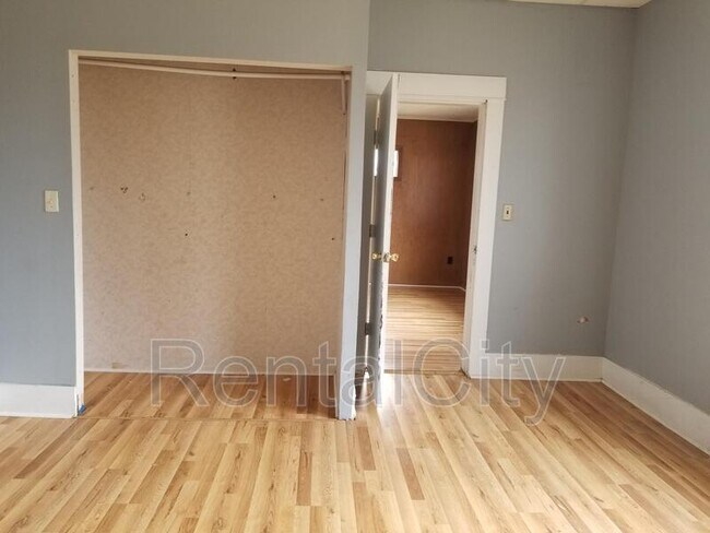 Building Photo - 246 Linden St