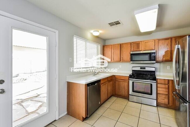 Building Photo - Renters Warehouse proudly presents this be...