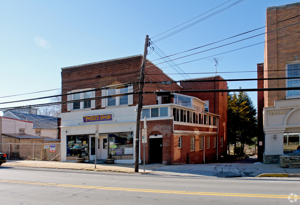 Building Photo - 1210 Main St