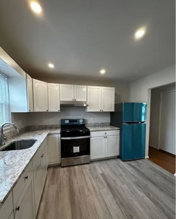 Foto principal - Fully renovated 3 bedroom house for rent!