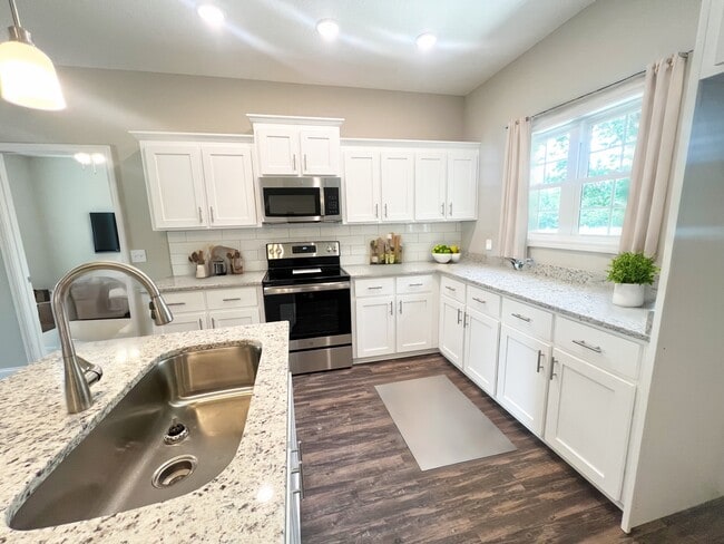 Building Photo - 207 Silverthorn Dr