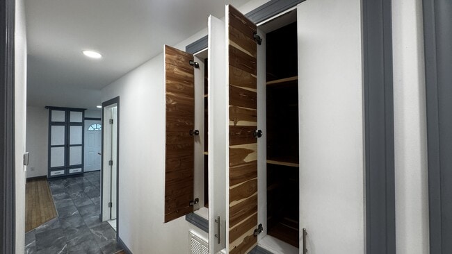 Building Photo - 1021 Shirley Dr