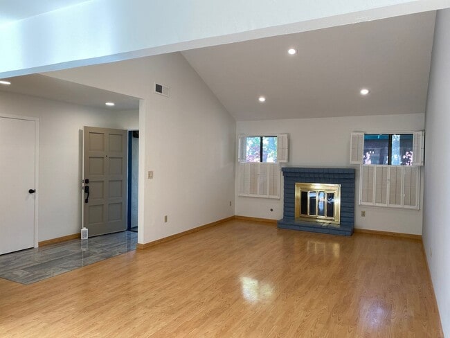 Photo - 201 Lagunaria Ln House